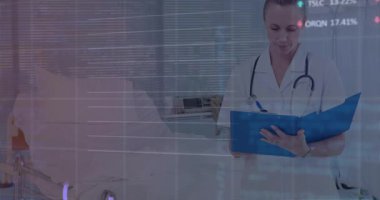 Doktor elinde klasör tutuyor ve hasta muayenesi için animasyon çizelgesini etkinleştiriyor. Tıbbi, sağlık, analiz, dijital, profesyonel, klinik, veri