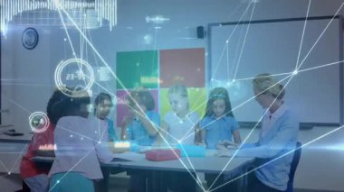 Dijital ağ hatları zayıflarken, öğretmenler sınıfta resim çizen altı çocuğa rehberlik ediyor. Eğitim, işbirliği, yaratıcılık, yenilik, sınıf, akıl hocalığı, dijital