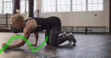 Eğitmen, spor salonunda dengeyi izlemek için ellerinizi ön kollara koyuyor. Spor, güç, sağlık, istikrar, dayanıklılık, egzersiz, spor salonu