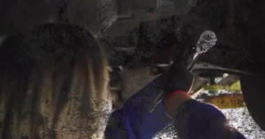 Asansör yükselişi, tamirhanedeki yağ değiştirme sürecini gösteren alet ikonuyla stajyerin yağ boşaltma işlemini tetikliyor. Otomotiv, atölye, endüstriyel, teknisyen, hassasiyet, bakım, ekipman