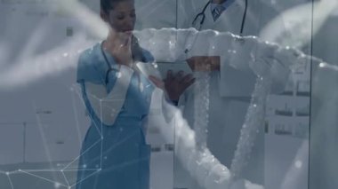 Steteskoplu doktor tablet üzerinde veri kaydırıyor ve meslektaşı analiz için DNA sarmalını inceliyor. Tıbbi, işbirliği, veri, yenilik, araştırma, bilim, teknoloji