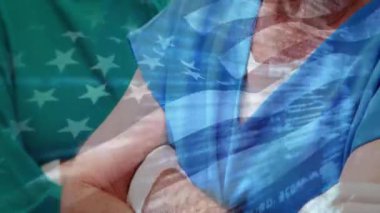 Kamera, doktorların bakışlarını, tıbbi birliği gösteren animasyon bayrağı olarak geri çekiyor. Tıbbi, sağlık, profesyonellik, takım çalışması, hastane, birlik, dayanıklılık