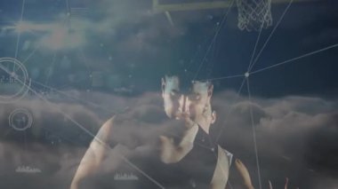 Basketbol oyuncuları defans oyuncusuyla top çalıyorlar ve sayı yapmak için topu potaya atıyorlar. Atletik, rekabetçi, dijital, gelecekçi, yüksek teknoloji, oyun, hareket