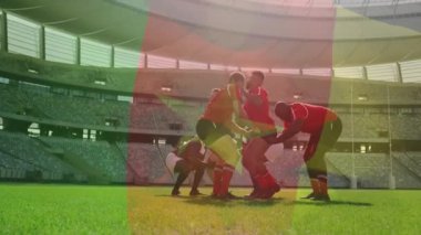 Fahişe topu güneşli stadyuma fırlatıyor, rugby oyuncuları top taşıma yarışına katılıyor. Atletik, takım çalışması, rekabet, açık hava, spor, yoğunluk