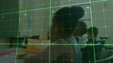 Sınıfta öğretmenlerin sorularına animasyon çizelgesiyle cevap vermek için el kaldıran bir kız. Eğitim, öğrenim, sınıf, iletişim, gençlik, gelişme, öğretim