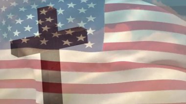 Rüzgâr, Amerikan bayrağını kaldırıyor ve haçın arkasında derin dalgalanmalar oluşturuyor. Anma sahnesi yaratıyor. Vatanseverlik, hürmet, ciddiyet, miras, maneviyat, karanlık, dinamik