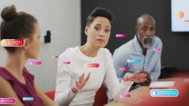 İş toplantılarında veriler kaybolurken yönetici sunumu, kılavuz takıma veri aktarımı. İşbirliği, yenilik, teknoloji, profesyonellik, analitik, çalışma alanı, veri görselleştirme