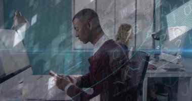 Akıllı telefondan dinleyen adam veri akışını görselleştiren çizgi grafiklerine geçiş kodlarını yüklüyor. Teknoloji, veri, analitik, takım çalışması, modern, profesyonel, dijital