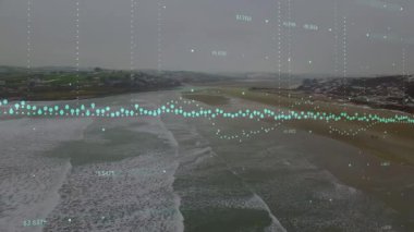 İnsansız hava aracı kıyı şeridinde yükseliyor, dalgaları yakalıyor ve canlandırılmış veriler görselleştirme ölçümlerini örtüyor. Hava, manzara, veri görselleştirme, okyanus, kıyı şeridi, teknoloji, hava durumu