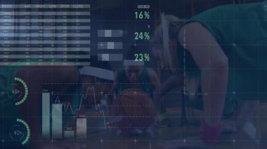 Sahada şınav çeken iki partnerin bulunduğu başlangıç fitness testinin grafikleri. Performans, analiz, eğitim, güç, dayanıklılık, görselleştirme, rekabet