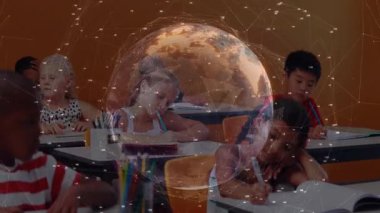 Sınıf arkadaşları sıralarda yazıyor, dünya eğitim teknolojisi için dönen ağ örtüsüyle çöküyor. Öğrenme, yenilik, işbirliği, dijital, öğrenci, sınıf, odaklanma