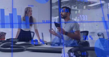 İşadamı, masaya yaslanan bir kadınla iş birliği yaparken tablet animasyon verilerini eşleştiriyor. Profesyonel, takım çalışması, veri görselleştirme, kurumsal, işbirliği, modern, sunum