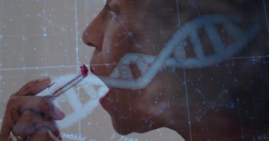 Kıdemli kadın, güzellik teknolojisi için animasyon DNA sarmalını fırlatırken kırmızı ruj sürüyor. Kozmetik, zarafet, fütüristik, yenilik, sağlık, güçlendirme, modernlik