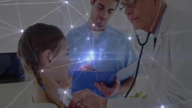 Doktor, çocuk göğsüne steteskop yerleştiriyor, hemşire sağlık kontrolü için nabız ölçüyor. Tıbbi, sağlık, tanı, teknoloji, klinik, muayene, profesyonel