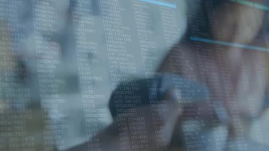 Barista, kafede ödeme terminalini sunar. Müşteri tarama takibi için kod oluşturur. Teknoloji, fintech, dijital, ticaret, yenilik, yaşam tarzı, modern