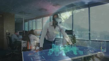 Masa üstüne çıkan ve VR kulaklık takan bir adam kentsel tasarım incelemesi için 3D şehir modeli üretiyor. Fütüristik, işbirliği, yenilik, yüksek teknoloji, kentcilik, profesyonel, dalgın