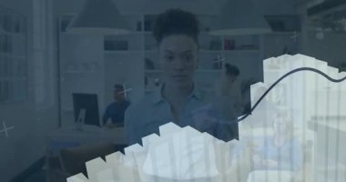 Merkezdeki soldan yükselen parmaklıklar iş büyümesini gösteren grafik ve kodları başlatıyor. Veri, analitik, teknoloji, yenilik, profesyonel, modern, dijital