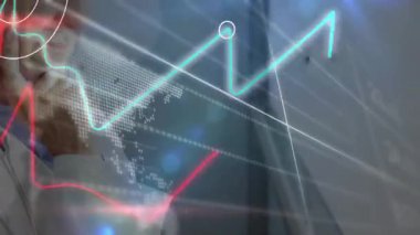 Doktor, teşhis için saydam görüntü taraması yapıyor ve holografik küresel harita ve grafikleri analiz ediyor. Tıbbi, teknoloji, analitik, fütüristik, yenilik, veri, araştırma