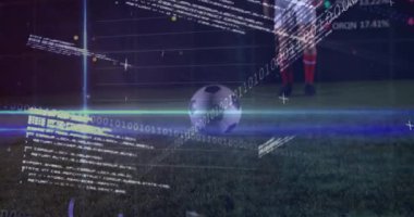 Erkek futbolcu topa vurmadan önce sahada spor analitiği okuyup gücü analiz ediyor. Spor, teknoloji, analitik, performans, simülasyon, yenilik, çeviklik