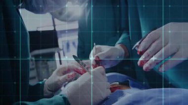 Baş cerrah ameliyat için neşterle kumaş kesiyor. Asistan forseps dağıtıyor. Tıbbi, sağlık, ameliyat, kesinlik, steril, klinik, profesyonel