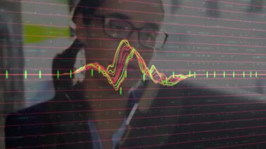 Ofiste telefona konuşan bir kadın diz üstü bilgisayarı dinleyerek dalga boyu senkronizasyonuna neden oluyor. Ses analizi, iletişim, dijital, teknoloji, profesyonel, modern, veri