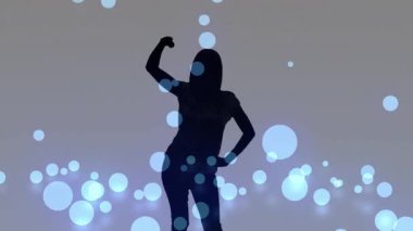 Dansçı, mavi küreler tarafından başlatılan, dijital sahnede kol kalçası pozları veren rutin dansçı. Siluet, koreografi, hareket, aydınlatma, performans, minimalizm, fütüristik