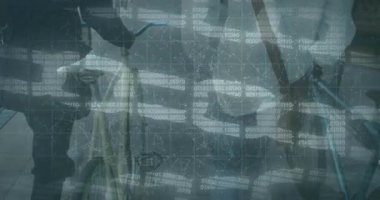 İki adam nehir kenarındaki gezinti alanı boyunca bisiklet sürüyor. Teknoloji yayılma kodlarını örtüyor. Kentsel, arkadaşlık, teknoloji, bağlantı, yenilik, yaşam tarzı, fütürizm