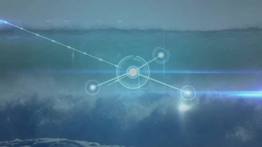 Görünen düğümler ve kirişler birleşerek bulutlar üzerinde dijital ağı büyüterek HUD 'un solgunlaşması. Gelecek, teknoloji, ağ, ışık, soyut, siber, dijital
