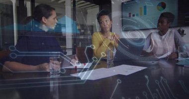 İşletme hoparlörü öne eğiliyor ve veri ölçümlerini devre örtülü kılavuz analiziyle açıklıyor. İşbirliği, takım çalışması, analitik, şirket, beyin fırtınası, modern, profesyonel