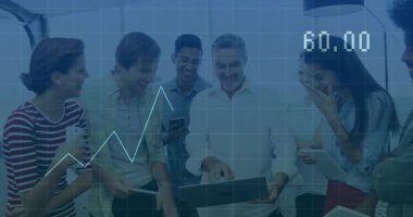 İşletme büyüme verilerini analiz etmek için dizüstü bilgisayarda işbirliği yapan ekip çizelgeyi hazırlıyor. Takım, teknoloji, yenilik, analitik, iletişim, kurumsal, modern