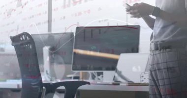 Erkek ofis çalışanı, verileri analiz eden finansal grafikler olarak akıllı telefonu kaydırıyor. Teknoloji, finans, analitik, dijital, iş, üretkenlik, modern