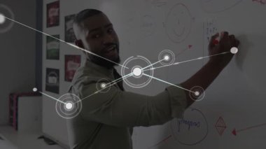 Teknik sunucu beyaz tahtada bağlantı çizen işaretleyiciyi açıyor ve ağ düğümlerinin görünmesine neden oluyor. Yenilik, strateji, işbirliği, görselleştirme, veri, analitik, teknoloji