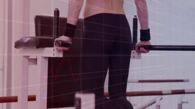 Egzersiz çubukları kavrama ve fitness jimnastik salonunda yüzme performansı ölçümleri gösterme. Güç, egzersiz, direnç, fitness, sağlık, eğitim, kas gücü