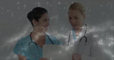 Sağlık uzmanları tableti tıkırdatıyor ve hasta verilerini analiz ederken ikili kaplama oluşturuyorlar. Tıbbi, işbirliği, teknoloji, yenilik, dijital, sağlık, fütüristik