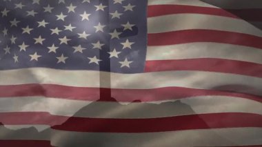 Esinti, tepedeki haçın üzerinde dalgalanan Amerikan bayrağını başlatıyor. Işığın yansımaları, kutsal bir ruh halini çağrıştırıyor. Vatanseverlik, sembolizm, anıt, saygı, bağlılık, dinginlik, maneviyat