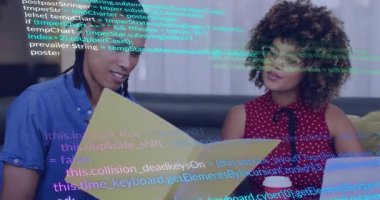 Dizüstü bilgisayar tasarımlarını karşılaştıran kadın olarak klasörü çeviren adam kod kaplama güç işbirliğine neden oluyor. İşbirliği, takım çalışması, yenilik, dijital, modern, profesyonel, yaratıcı