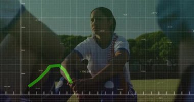 Saha izleme cihazının üzerinde oturan bayan sporcu canlı dalgalanmalar göstermeye başladı. Performans, analiz, dayanıklılık, rekabet, takım çalışması, görselleştirme, açık hava