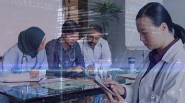 Kadın doktor sağ tarafta tablete dokunuyor ve ekiple birlikte animasyon tıbbi veri analizi yapıyor. Profesyonel, işbirliği, sağlık, dijital, analiz, takım çalışması, araştırma