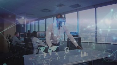 VR kulaklık takan ve iş verilerini analiz etmek için holografik çizelgelerle etkileşime geçen bir adam. Teknoloji, yenilik, işbirliği, veri görselleştirme, fütürizm, iş zekası, ofis