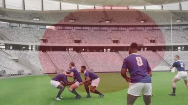 Rugby takımı atlama üstüne atlama yapıyor, topu yakalıyor ve hücum yarısına pas veriyor. Atletik, takım çalışması, açık hava, rekabetçi, hareket, stratejik, işbirliği