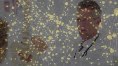 Hasta tarafından tutulan omurga modeline doğru uzanan erkek doktor anatomiyi açıklamak için omurgayı döndürüyor. Tıbbi, sağlık, eğitim, anatomi, danışma, mesleki, tanı