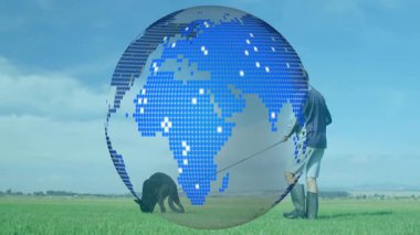 İnsanoğlu çevresel veriler için çayırlarda köpeğe rehberlik ederken dijital küre ortaya çıkıyor ve dönüyor. Global, teknoloji, keşif, açık hava, macera, doğa, yenilik