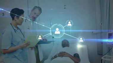 Doktor, hemşire koğuşta grafiği incelerken, ağ kullanıcı simgelerini veri paylaşarak canlandırıyor. Tıbbi, sağlık, dijital, işbirliği, teletıp, bağlantı, profesyonellik