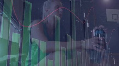 Kürek çeken ve suyu yudumlayan bir kadın finansal tablolar gibi hareket ediyor, performansı takip ediyor. Sporcu, zindelik, güç, kararlılık, motivasyon, sağlık, canlılık