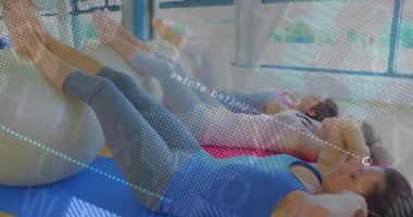 Fitness partnerleri dizlerini bükerek denge topuna basarak, gövde izleme ölçümlerini kaldırarak başlar. Güç, sağlık, işbirliği, modern, sağlıklı, motivasyon, teknoloji