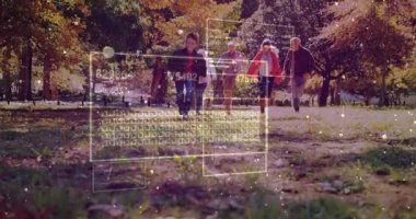 Sonbahar parkı yolunda ortaya çıkan aile, yarı şeffaf panelleri takip etme ölçümlerini etkinleştiriyor. Aile, takım çalışması, doğa, teknoloji, refah, çoklu nesil, açık hava