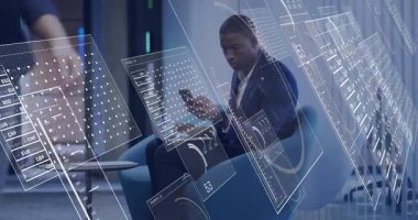 Lounge veri panellerinde, para birimlerini güncelleyen dizüstü bilgisayarda telefon dinleme işi. Finans, teknoloji, ağ, analitik, yenilik, profesyonel, modern