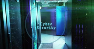 Siber Güvenlik metninin zayıflaması, HUD 'nin genişlemesini ve güvenlik monitörleri için sunucu raflarını taramasını tetikliyor. Teknoloji, dijital, güvenli, altyapı, fütürizm, yenilik, ağ