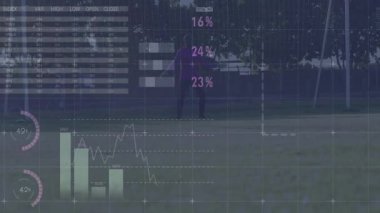 Genç çocuk futbol kalesinden önce ayakta duruyor, animasyon istatistik tablolarını izliyor ve yan tekme atıyor. Sporcu, analitik, spor, teknoloji, fitness, eğitim, performans