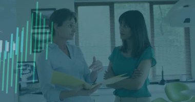 Sarı klasörü çeviren iki meslektaş, tıbbi tabloları yükseltmeye ve gülümsemelerini paylaşmaya başladılar. Profesyonel, işbirliği, analitik, iletişim, modern, sağlık, içgörü